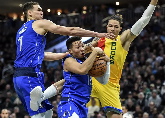 Jalen Brunson je takole prodrl pod koš Milwaukeeja. FOTO: Reuters