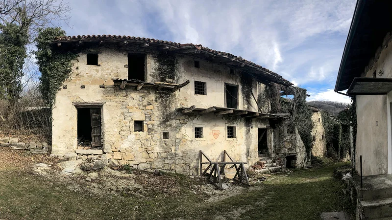 Zapuščena vas Slapnik v Goriških brdih FOTO: Voranc Vogel/Delo