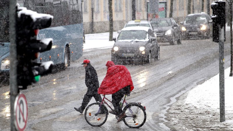 Fotografija: Snežne padavine bodo ovirale promet v jutranji konici. FOTO: Roman Šipić/Delo