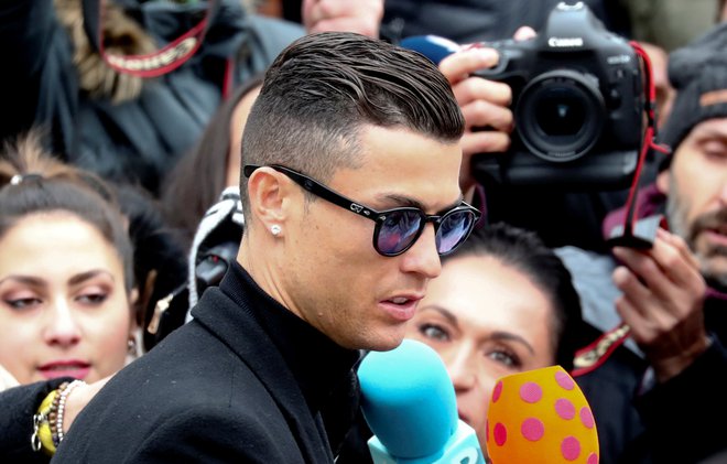 Cristiano Ronaldo se v zadnjem času pogosto srečuje z roko pravice. FOTO: Reuters