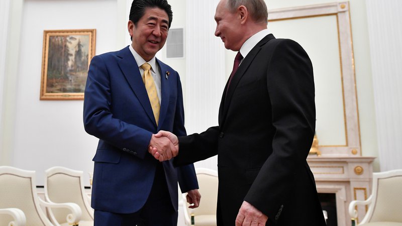 Fotografija: Včerajšnje srečanje ruskega predsednika Vladimirja Putina z japonskim premierom Šinzom Abejem je bilo že 25. po vrsti. Foto: Reuters