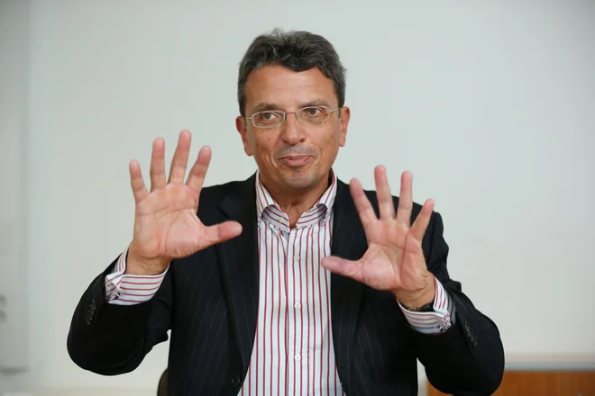 Imre Balogh, odhajajoči glavni izvršni direktor, se je podpisal pod sklep o izbiri Pristopa. FOTO: Uroš Hočevar