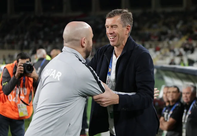 Srečko Katanec je bil pred tekmo še nasmejan, po njej je tekmecu s katarske klopi Felixu Sanchezu Basu segel v roke z veliko grenkobe. FOTO: Reuters