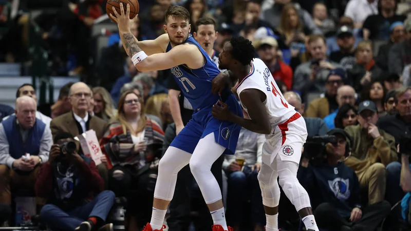 Fotografija: Luka Dončič je imel zaradi ostrega čuvaja v tekmecu Patricku Beverleyju povprečen večer, ki pa ga je še vedno končal kot najboljši podajalec in drugi strelec. FOTO AFP