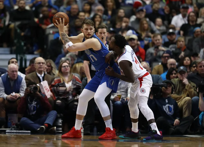Luka Dončič je imel zaradi ostrega čuvaja v tekmecu&nbsp;Patricku Beverleyju povprečen večer, ki pa ga je še vedno končal kot najboljši podajalec in drugi strelec. FOTO AFP