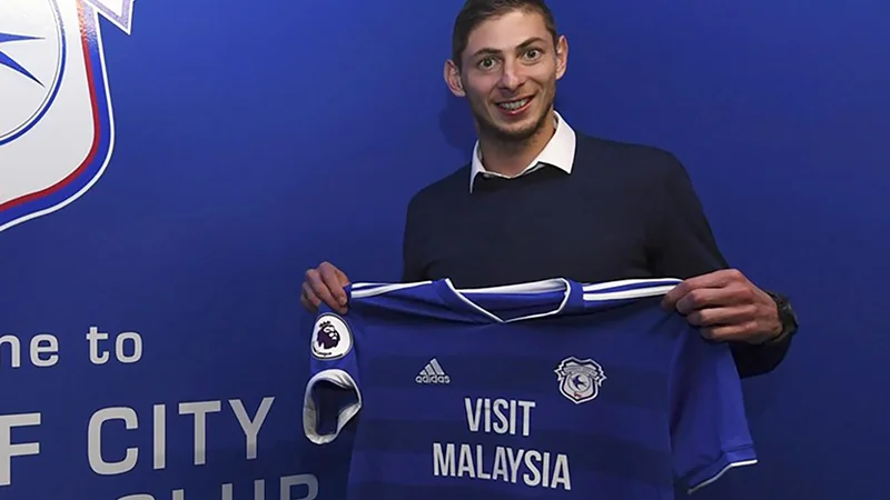 Fotografija: Še v ponedeljek se je Emiliano Sala z dresom Cardiffa postavljal pred fotografe. FOTO: AFP