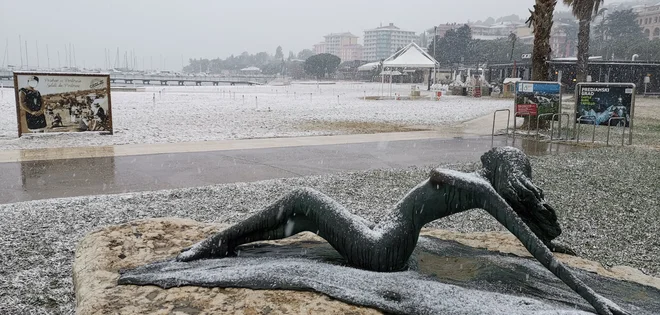 Sneg na plaži Portorož. FOTO: Boris Šuligoj/Delo