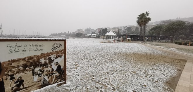 Sneg je pobelil plažo Portorož. FOTO: Boris Šuligoj/Delo