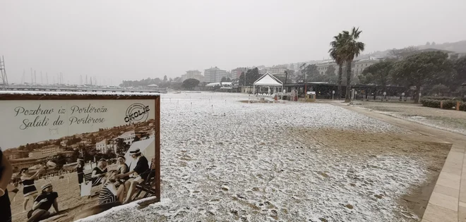 Sneg je pobelil plažo Portorož. FOTO: Boris Šuligoj/Delo