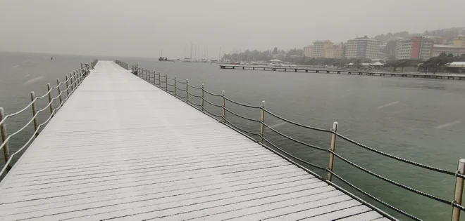 Sneg pobelil portoroške pomole. FOTO: Boris Šuligoj/Delo