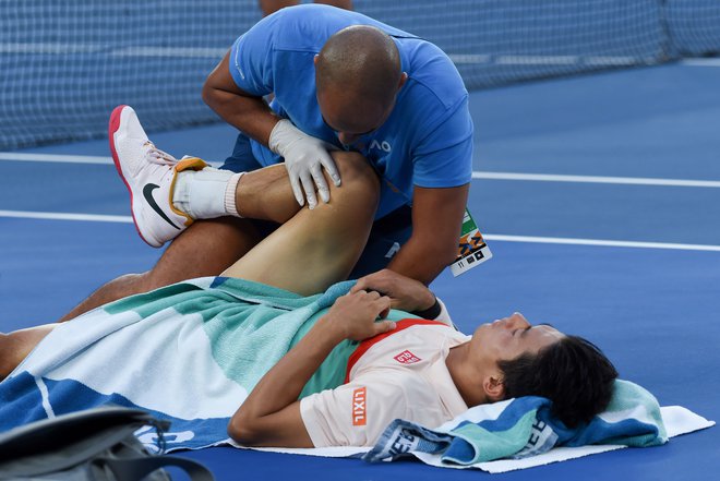 Keiju Nišikoriju masaža med dvobojem z Novakom Đokovićem ni pomagala. FOTO: AFP