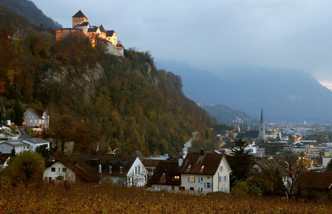 Ustavna dedna monarhija s svojim parlamentom in vlado je ena izmed redkih družb, ki so brez zunanjega dolga. Na fotografiji grad nad glavnim mestom Vaduz. Foto: Reuters