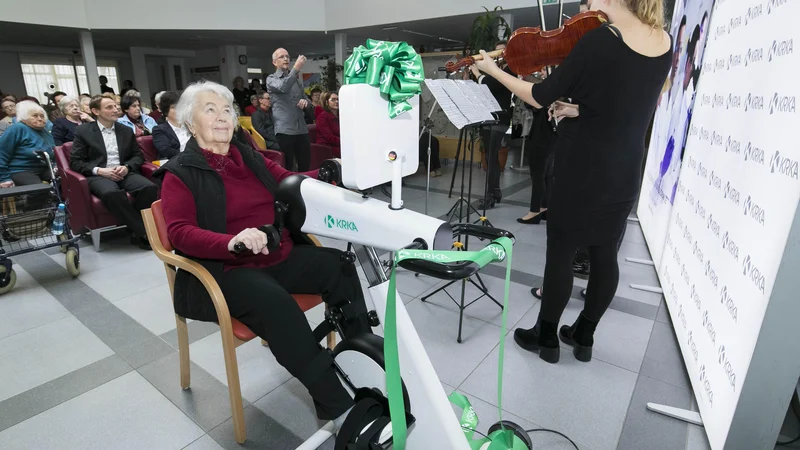 Fotografija: Na terapevtskem kolesu je mogoče izvajati aktivno in pasivno gibalno terapijo nog in rok. Foto promocijsko gradivo