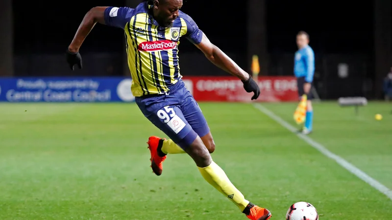 Fotografija: Po koncu atletske kariere je Usain Bolt upal, da bo nekdo prepoznal tudi njegov nogometni talent, a dlje kot do dveh tekem za avstraski klub Central Coast Mariners ni prišel. FOTO: Reuters