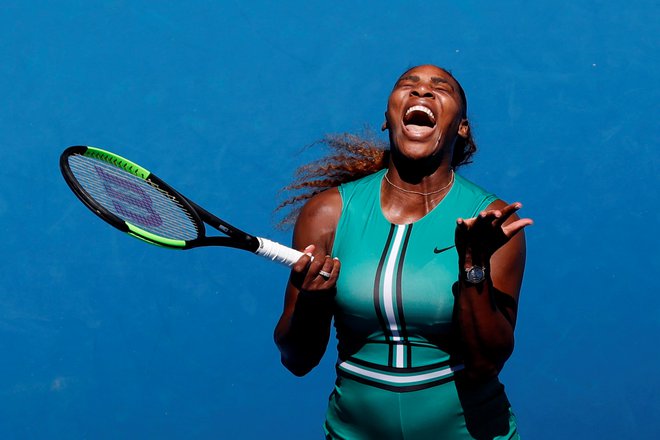 Serena Williams je v dvoboju s Karolino Pliškovo zapravila štiri zaključne žogice in vodstvo s 5:1 v odločilnem nizu. FOTO: Reuters