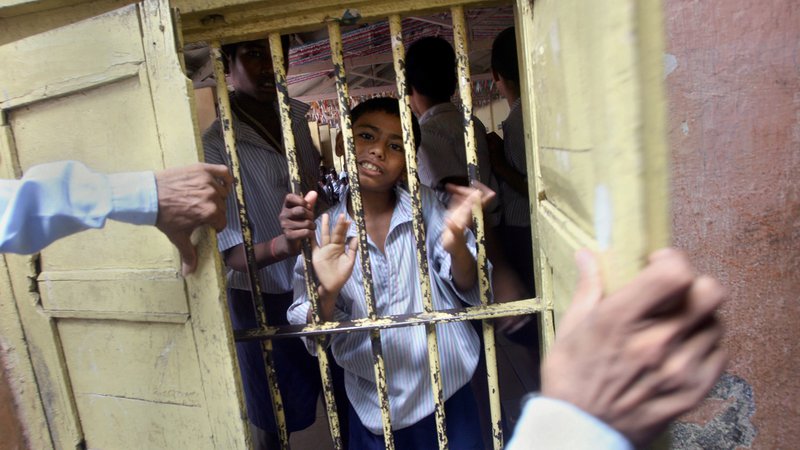 Fotografija: Otroci ne sodijo v zapore, so vzkliknili aktivisti za zaščito otrok, ki trdijo, da bi odrasli s tem zgolj priznali popoln poraz pri vzgoji mladih. FOTO: Reuters