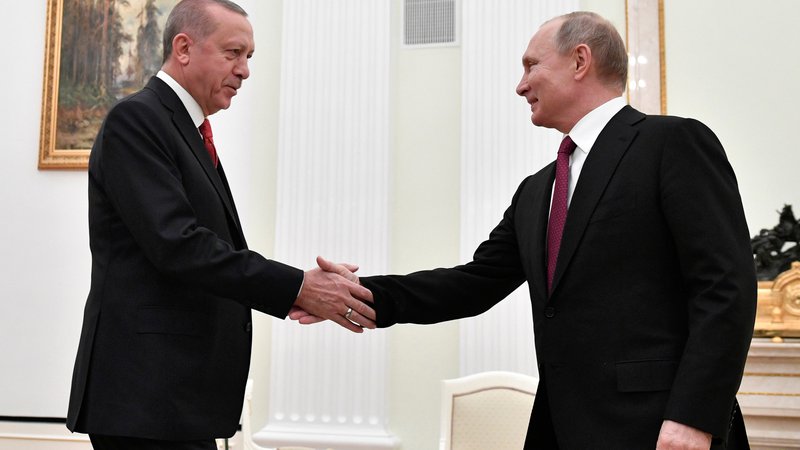 Fotografija: Srečanje ruskega predsednika Vladimirja Putina (desno) s turškim predsednikom Recepom Tayyipom Erdoğanom v Kremlju so nekateri komentatorji vnaprej označili za dogovor o delitvi ameriškega plena. Foto: Reuters