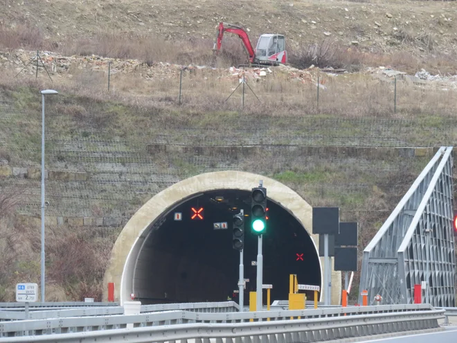 Nelegalna deponija, ki je nad predorom Markovec, je vidna z izolske strani hitre ceste proti Kopru. Foto Nataša Čepar