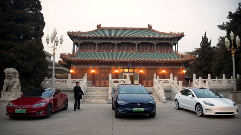 Fotografija: Po spodbudnem začetku leta je prodaja avtomobilov na Kitajskem lani zastala in doživela prvi upad prodaje po letu 1990. Foto Pool New Reuters