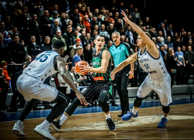 Jan Špan v dvoboju z litovsko obrambo. FOTO: Fiba