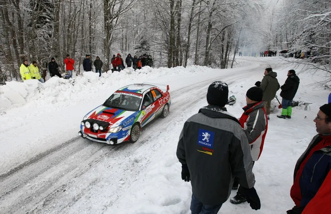 Tudi kadar snega na progi ni, ga tja ročno z lopatami namečejo gledalci. FOTO: Reuters