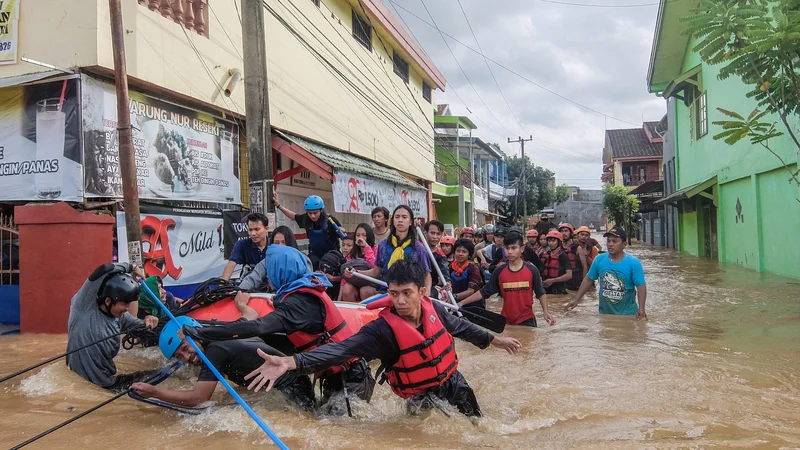 Fotografija: Indonezijsko provinco Sulavezi je zajelo močno deževje, ki je povzročilo poplave. FOTO: Str AFP