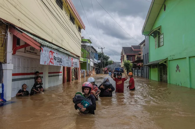 Svoje domove je moralo zapustiti vsaj 3000 ljudi. FOTO: Str AFP