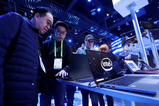 Obiskovalci sejma Ces se čudijo Intelovim novostim. FOTO: Reuters