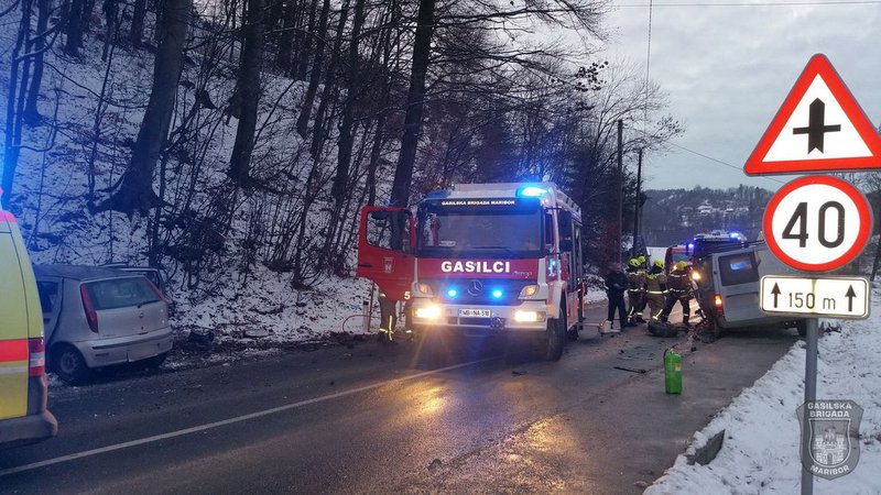 Fotografija: Policisti PU Maribor so ugotovili, da sta v
prometni nesreči udeleženi dve vozili oz. dva voznika. FOTO: Gasilska brigada Maribor