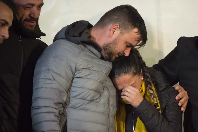 Starša dveletnega Julena Rosella nestrpno in skrušeno pričakujeta novice iz podtalja. FOTO: AFP