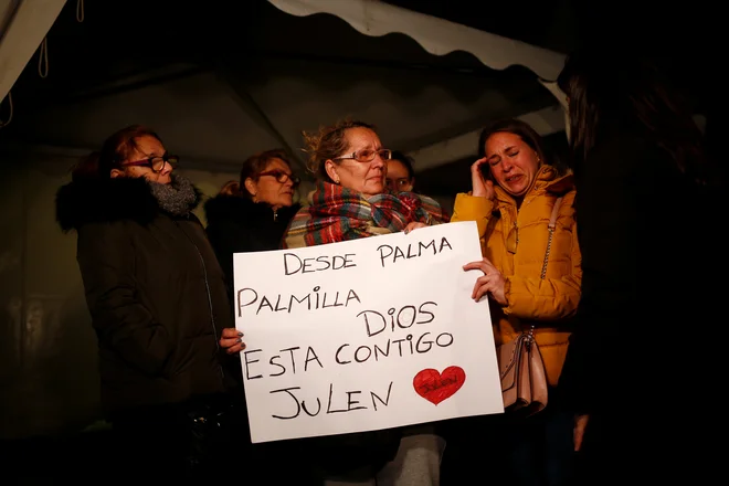 V bližino reševanja so prispeli številni ljudje, ki še upajo na uspešno rešitev dveletnega dečka. FOTO: Reuters