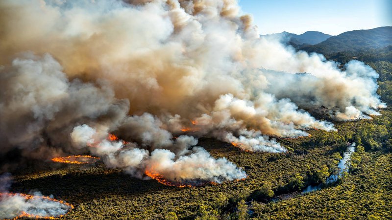 Fotografija: Iz Tasmanije poročajo, da so nekateri požari zelo obsežni. FOTO: Reuters