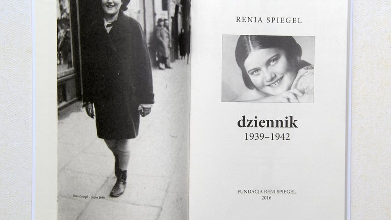 Fotografija: V poljščini je sedem desetletij odložena knjiga izid dočakala leta 2016. FOTO: Renia Spiegel Foundation