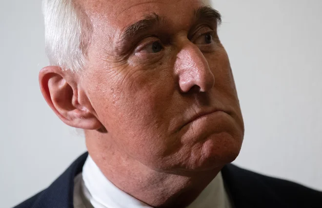 Roger Stone je bil obtožen v sedmih točkah, vključno z oviranjem uradnih postopkov, lažnimi izjavami in vplivanjem na priče. FOTO: AFP