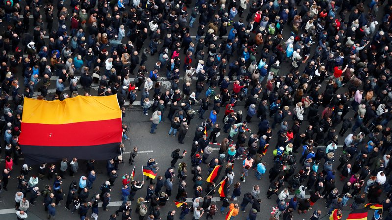 Fotografija: Nemčija se sooča s pritiski in kritikami svojega ljudstva ter preostalih držav članic EU. FOTO: Hannibal Hanschke/Reuters