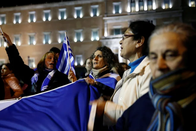 Zgodovinsko glasovanje so pred parlamentom zadnje tri dni spremljali tudi protestniki. FOTO: REUTERS/Costas Baltas