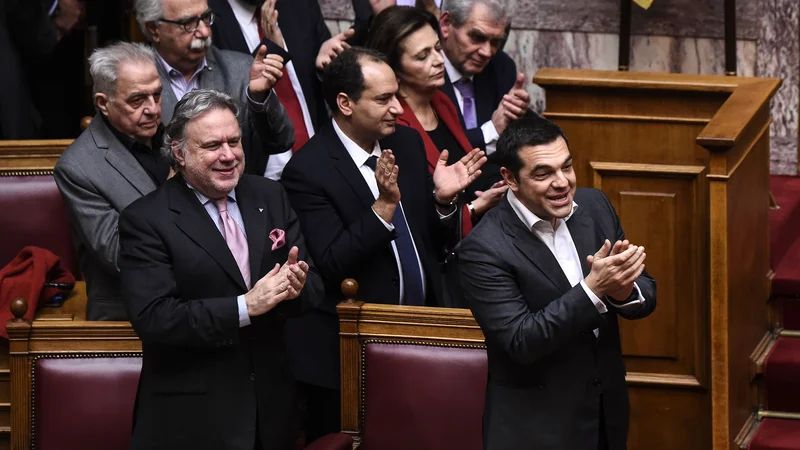 Fotografija: Grški premier Aleksis Cipras skupaj s člani svoje vlade po ratifikaciji prespanskega sporazuma v grškem parlamentu. FOTO: Angelos Tzortzinis/Afp