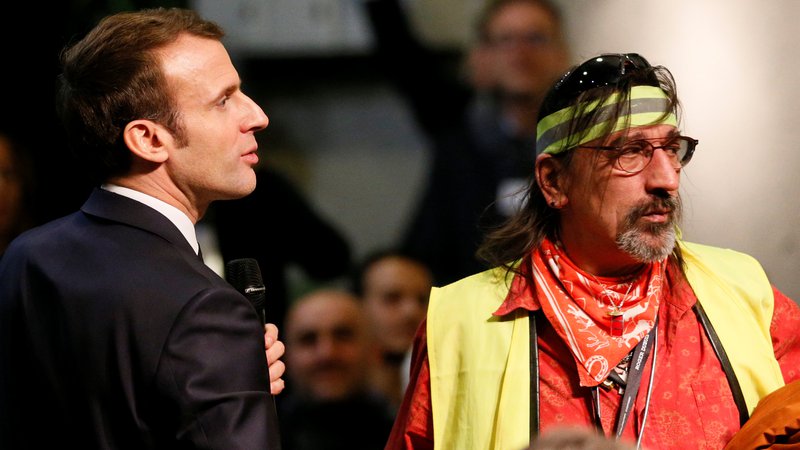 Fotografija: Predsedniku Macronu, ki se je ta teden s predstavniki rumenih jopičev udeležil razprave v kraju Bourg-de-Peage, prvič po aprilu narašča ­javnomnenjska podpora. FOTO: Reuters