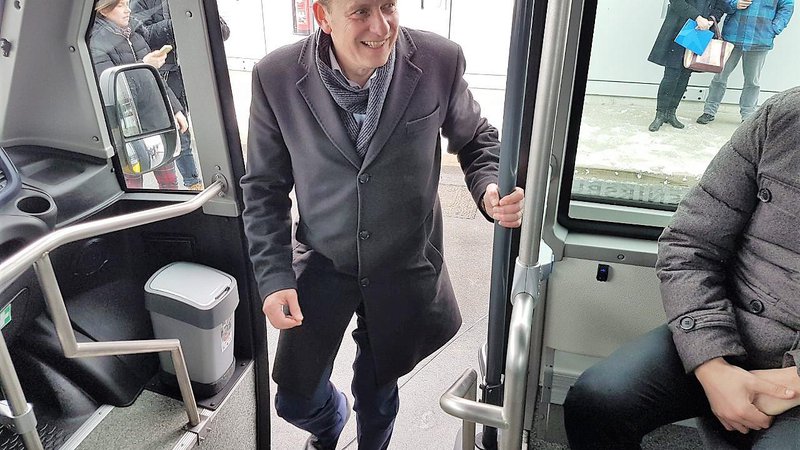 Fotografija: Celjski župan Bojan Šrot vstopa na novi mestni avtobus. FOTO: MOC/Edo Einspieler
