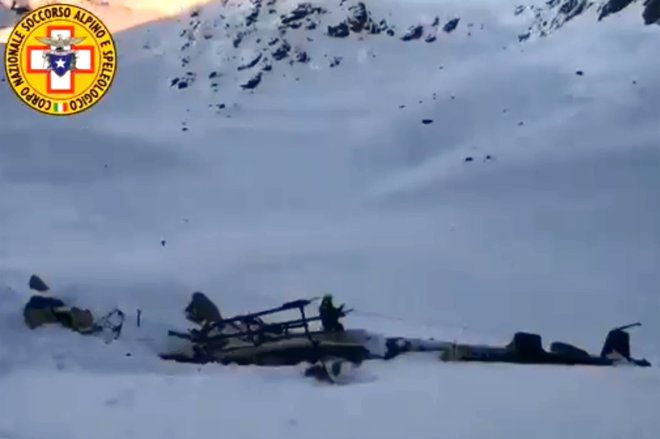 Helikopter in letalo sta trčila nad ledenikom Rutor FOTO: AFP