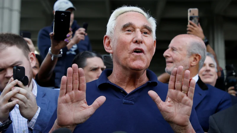 Fotografija: Roger Stone je odšel s sodišča v zameno za četrt milijona dolarjev varščine. FOTO: Joe Skipper/Reuters