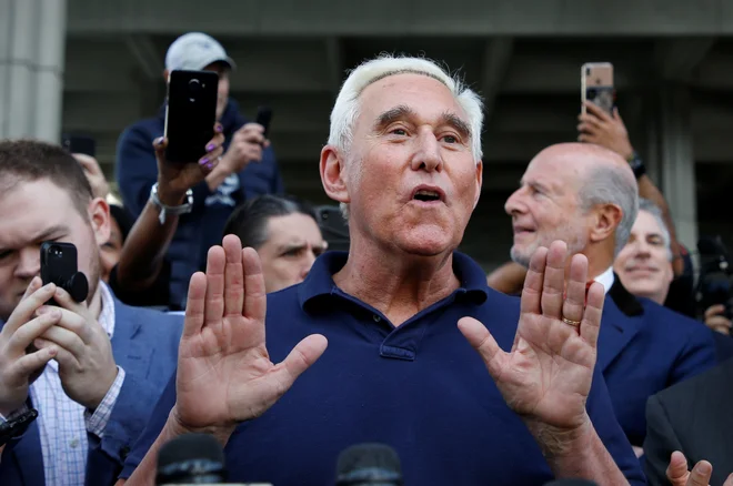 Roger Stone je odšel s sodišča v zameno za četrt milijona dolarjev varščine. FOTO: Joe Skipper/Reuters
