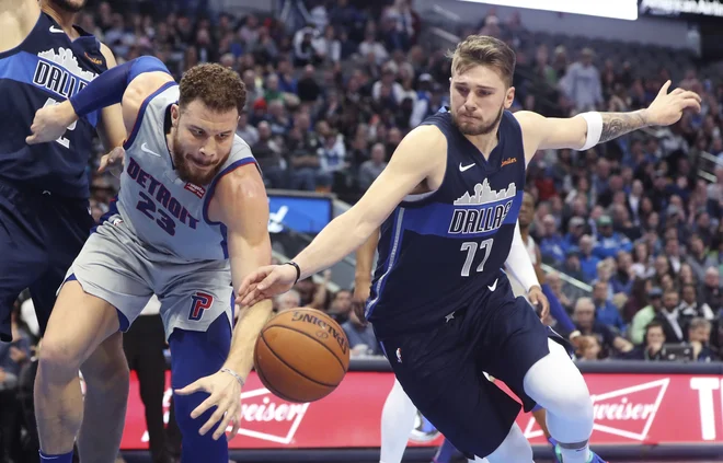 Dončić se je dobro boril tudi s prvim zvezdnikom Detroita Blakom Griffinom. FOTO: Reuters