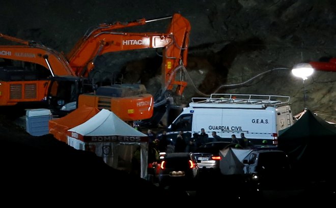 Reševalci so delali noč in dan. FOTO: Reuters