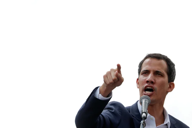 V petek je pred javnost ponovno stopil vodja opozicije Juan Guaidó. FOTO: Carlos Garcia Rawlins/Reuters