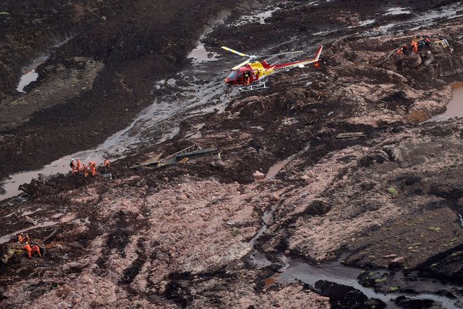 Zaradi blata so nekatere prebivalce evakuirali s helikopterji. FOTO: Douglas Magno/AFP