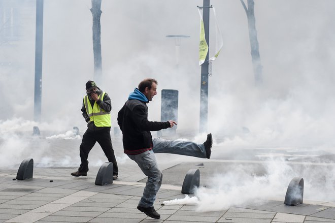 Do izgredov med protestniki in policijo je danes prišlo tudi v Nantesu. FOTO: Sebastien Salom Gomis/AFP