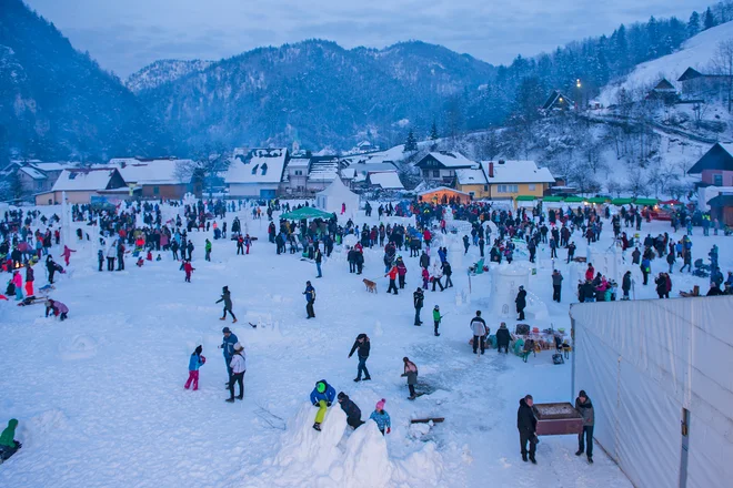 Matavžavi travniki so nekdaj služili kot iztek črnjanskih skakalnic, po novem pa so postali prizorišče snežne gradnje. FOTO: Boris Keber