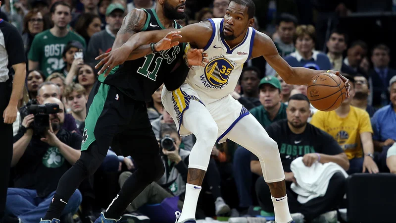 Fotografija: Kevin Durant in Kyrie Irving sta presegla mejo 30 doseženih točk. FOTO: Winslow Townson/Reuters