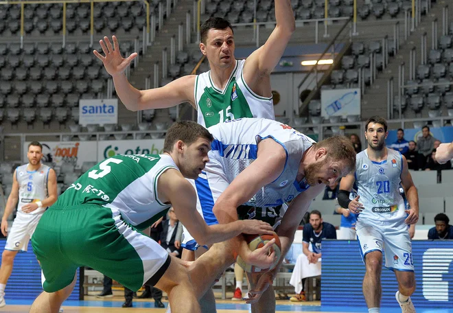 Jure Balažič (15) in Paolo Marinelli (5) sta prekosila Luko Žorića. FOTO: ABA